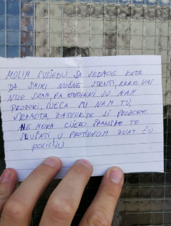 Zagrepčanka zbog glasnog seksa dobila poruku na vratima zgrade - undefined