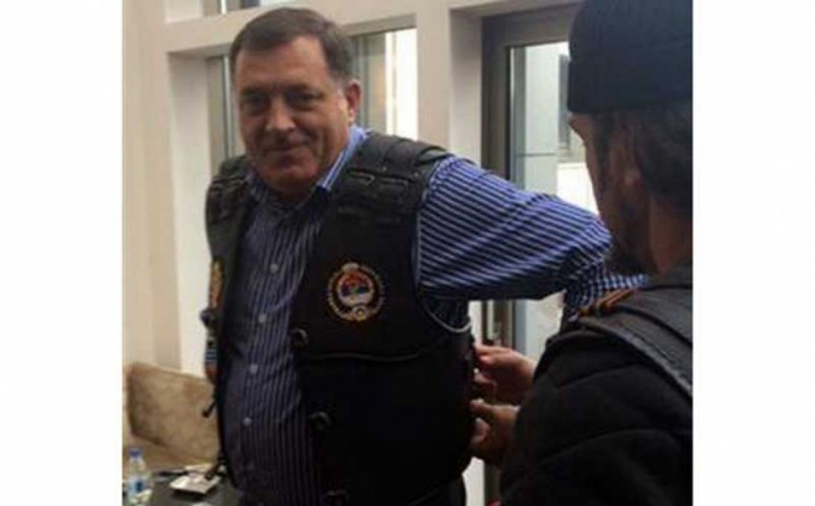 Foto: Facebook/Dodik u "uniformi"