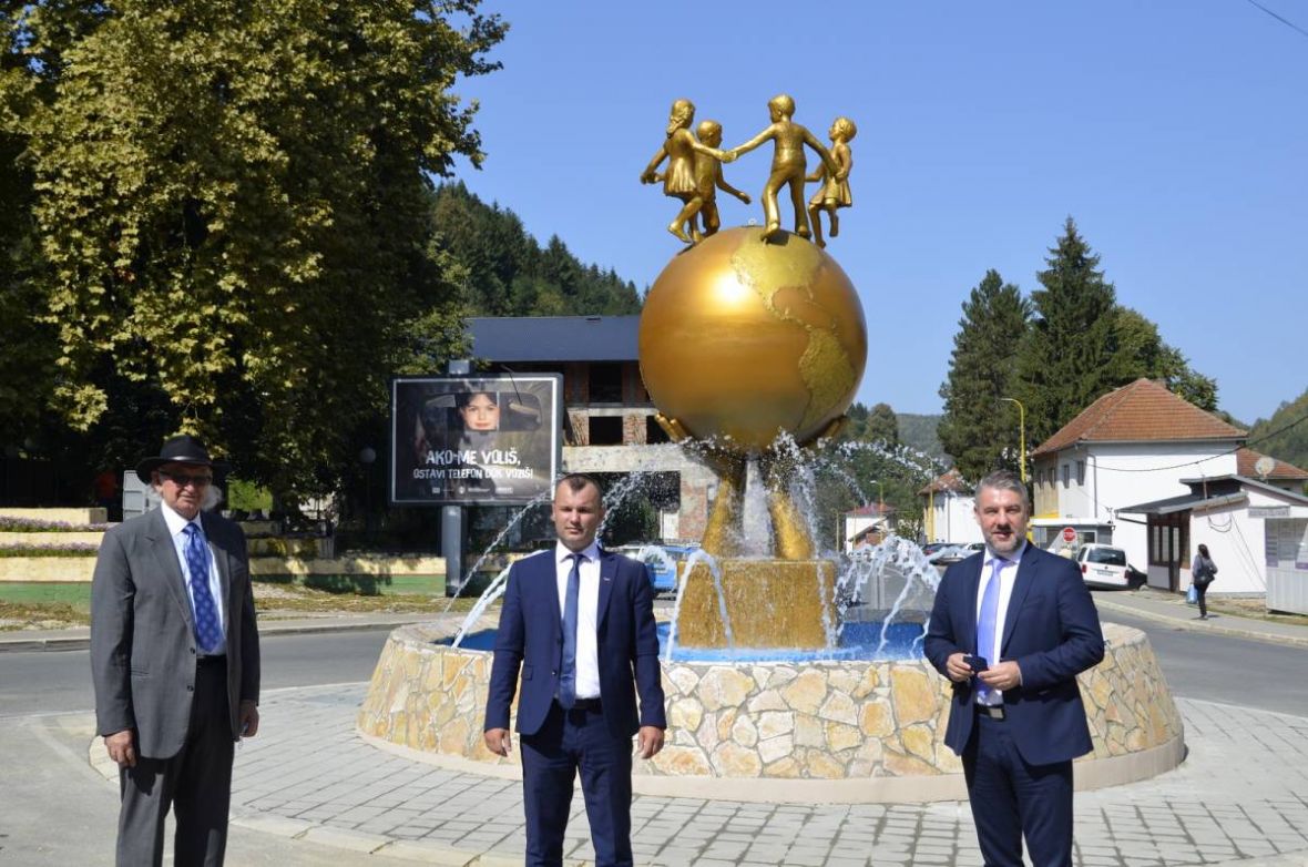 Spomenik mira u Srebrenici - undefined
