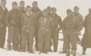 Foto: fototeka.sabh.hr / Saveznički piloti sa grupom boraca NOVJ u Otočcu, 1943. godine