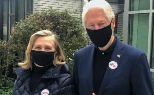 Twitter / Hillary i Bill Clinton