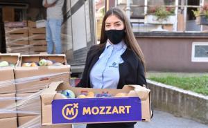 Foto: Kompanija Mozzart / Mozzart ljekarima u Zvorniku uručio pakete sa voćem