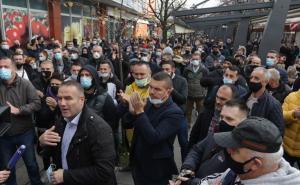 Foto: Dž. K. / Radiosarajevo.ba / Mirni protesti na Ilidži