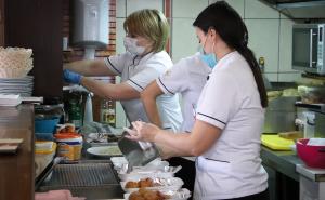Foto: Anadolija / Svakodnevo dostavljaju više od 120 obroka