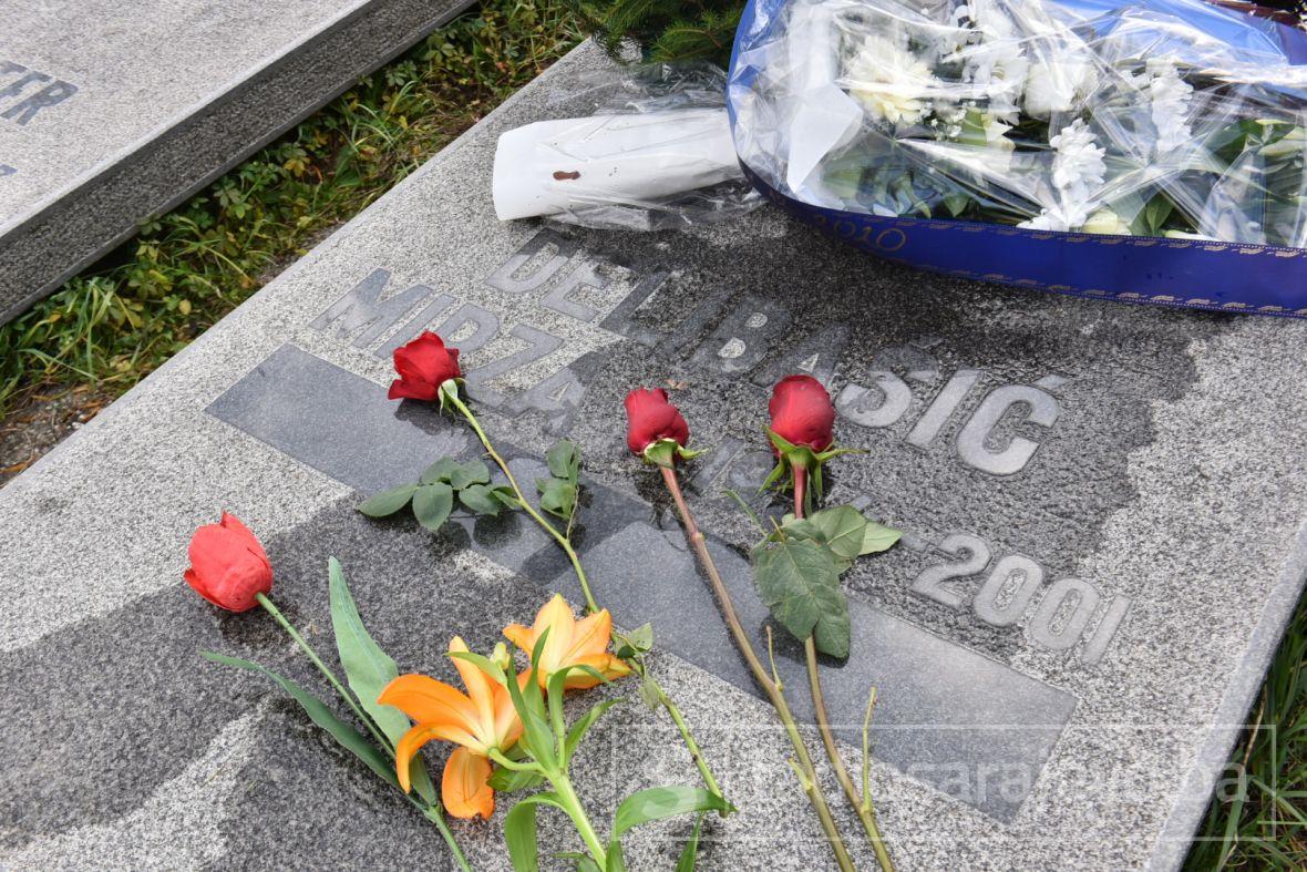 Članovi porodice i prijatelji na grobu Mirze Delibašića - undefined