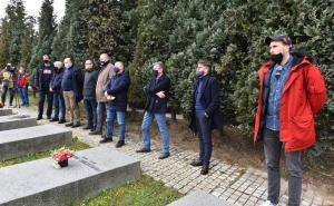 Foto: A. K. / Radiosarajevo.ba / Članovi porodice i prijatelji na grobu Mirze Delibašića