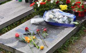 Foto: A. K. / Radiosarajevo.ba / Članovi porodice i prijatelji na grobu Mirze Delibašića