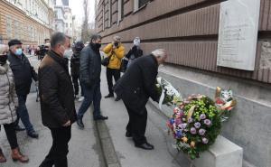 Foto: Dž. K. / Radiosarajevo.ba / Položeno cvijeće ispred škole