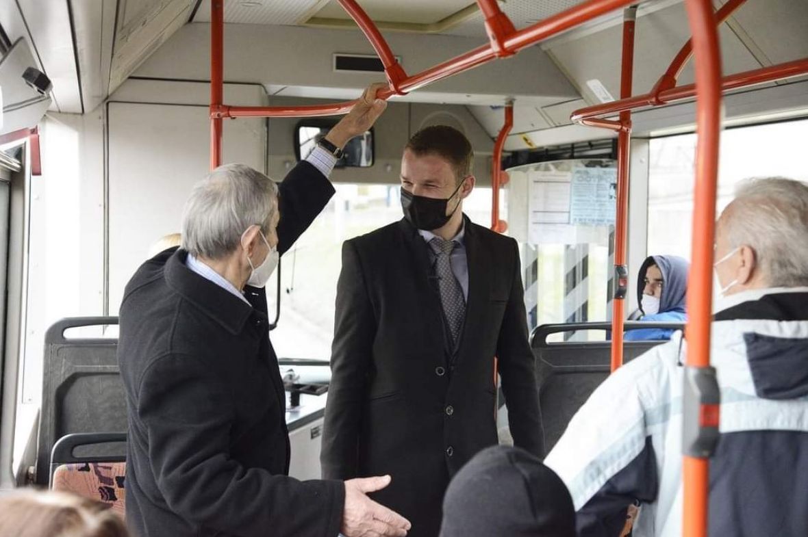Draško Stanivuković u autobusu - undefined