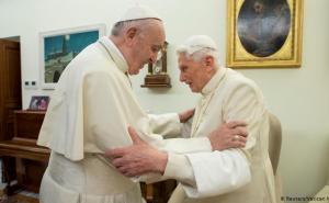 Foto: dw.com / Papa Frranjo i Benedikt XVI / Arhiva