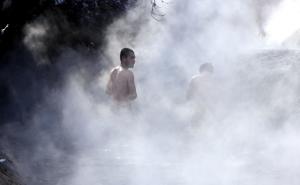 Foto: EPA-EFE / Kupaju se na izvoru termalne vode uprkos hladnoći 
