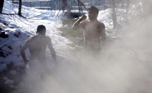 Foto: EPA-EFE / Kupaju se na izvoru termalne vode uprkos hladnoći 