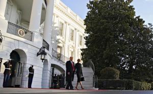 Foto: EPA-EFE / Trump sa suprugom napušta Bijelu kuću
