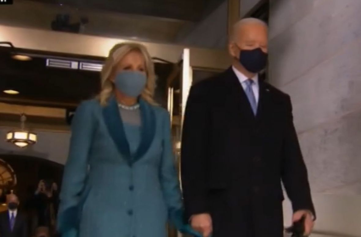 Jill i Joe Biden dolaze na platformu - undefined