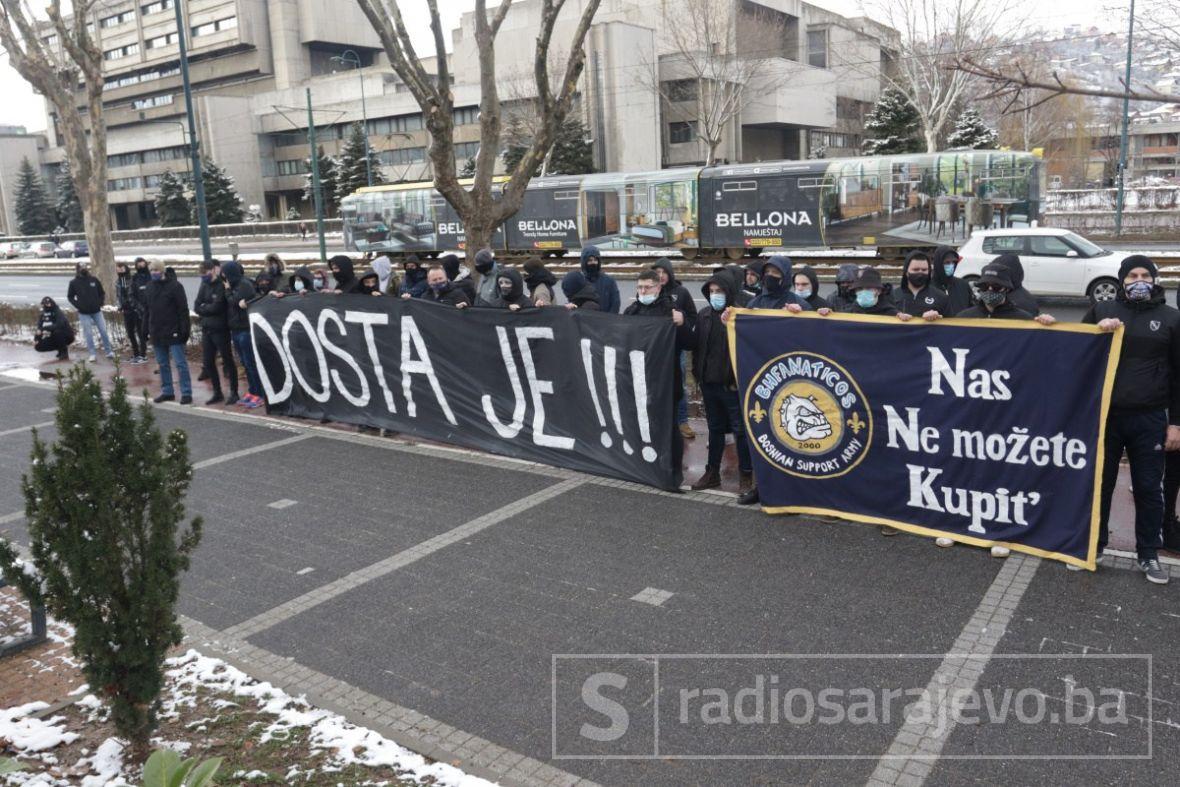 Foto: Dž. K. / Radiosarajevo.ba/Protesti ispred Nogometnog saveza