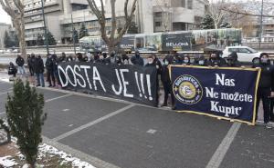 Foto: Dž. K. / Radiosarajevo.ba / Protesti ispred Nogometnog saveza