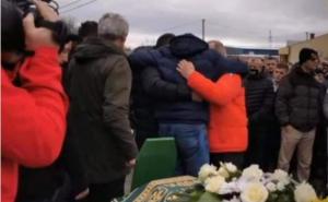 Foto: Facebook / Trojica očeva zagrljeni na dženazi poginulih sinova
