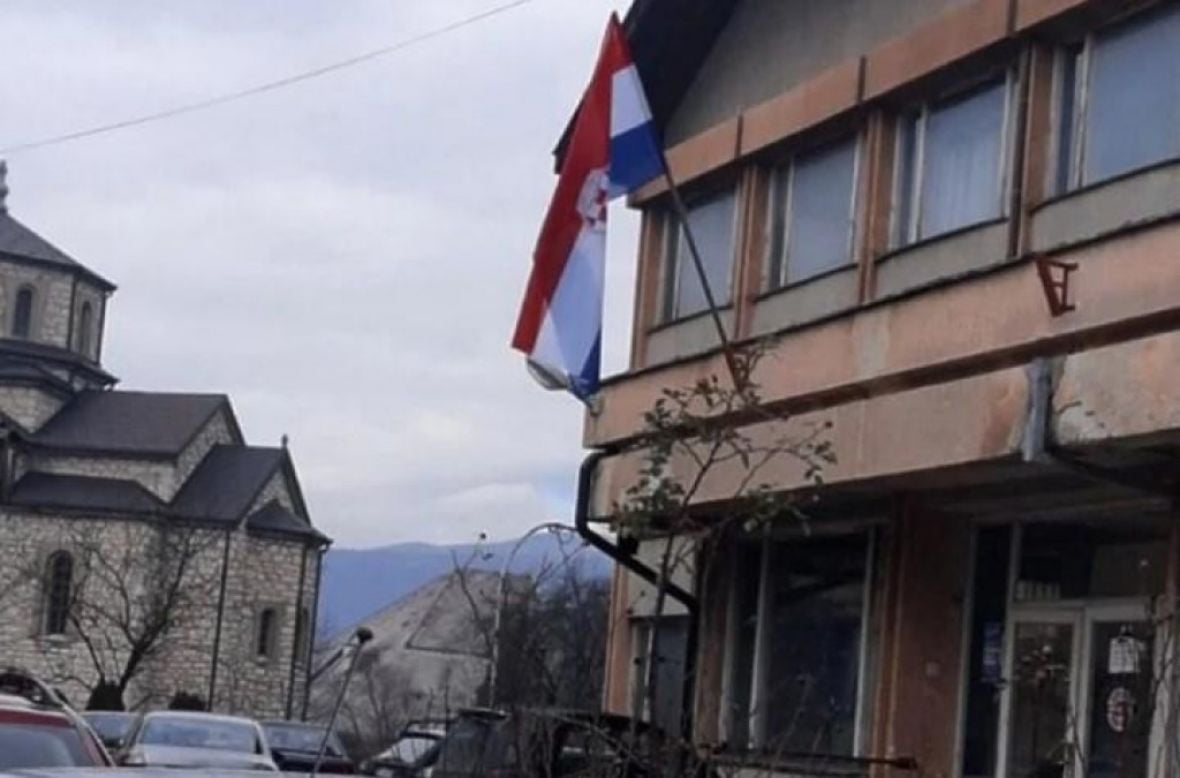 Zastava tzv Herceg-Bosne na Policijskoj stanici u Drvaru - undefined