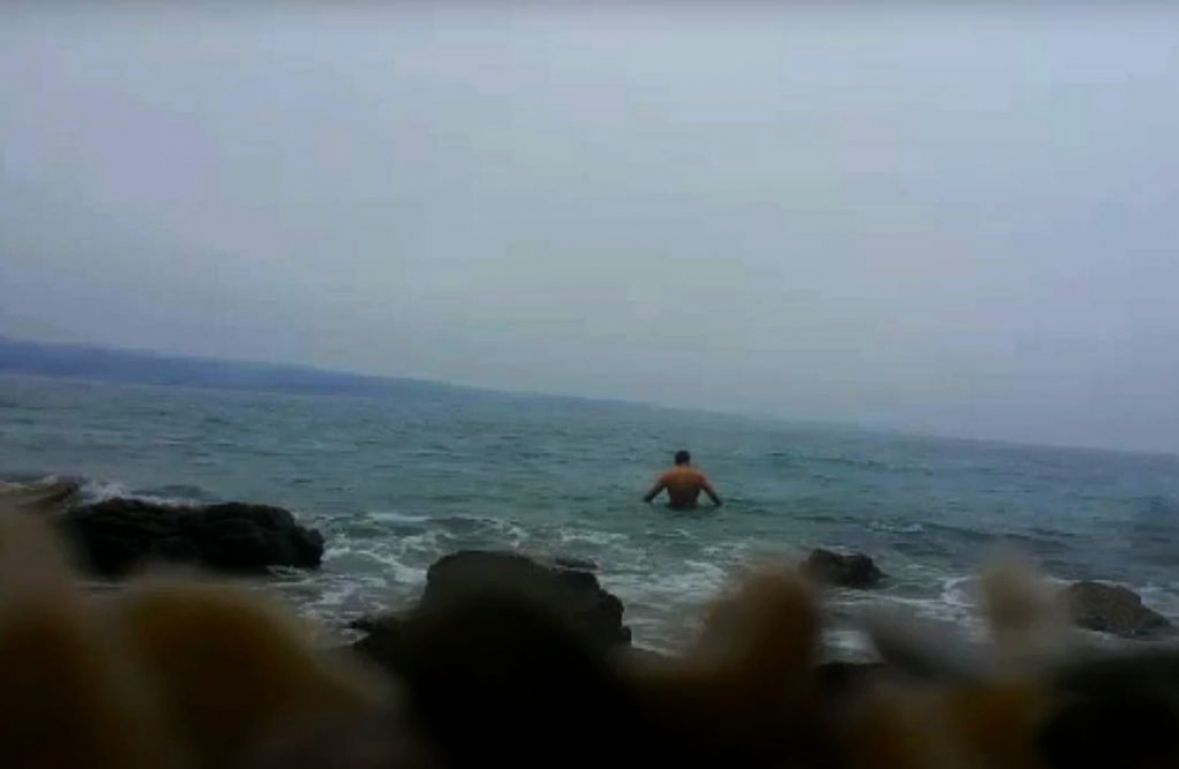 Screenshot/Splićanin se okupao uprkos jakoj buri i niskim temperaturama