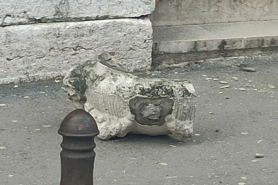 Pao kamen sa zgrade Vlade Kantona Sarajevo - undefined