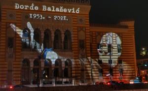 Foto: A. K. /Radiosarajevo.ba / Vijećnica osvijetljena u čast Đorđa Balaševića