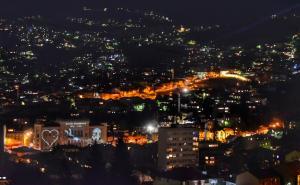 Foto: A.K./Radiosarajevo.ba / Sarajevo noću i pogled na Vijećnicu