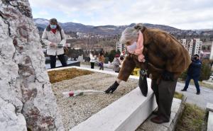 Foto: A.K./Radiosarajevo.ba / Položeno cvijeće na grob Gorana Čengića