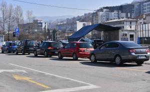 Foto: A.K./Radiosarajevo.ba / Velika gužva ispred Drive in punkta