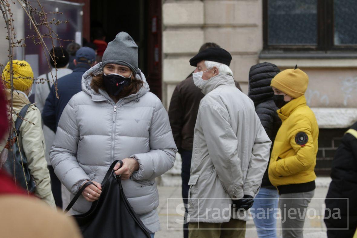 Foto: Dž.K./Radiosarajevo/Građani ispred Vrazove