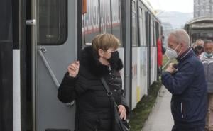 Foto: Dž. K. / Radiosarajevo.ba / Gužve na tramvajskim stajalištima