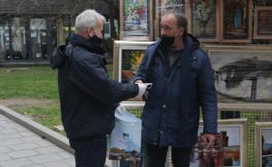 Foto: Dž.K./Radiosarajevo / Civilna zaštita općine Stari grad besplatno dijelila maske građanima