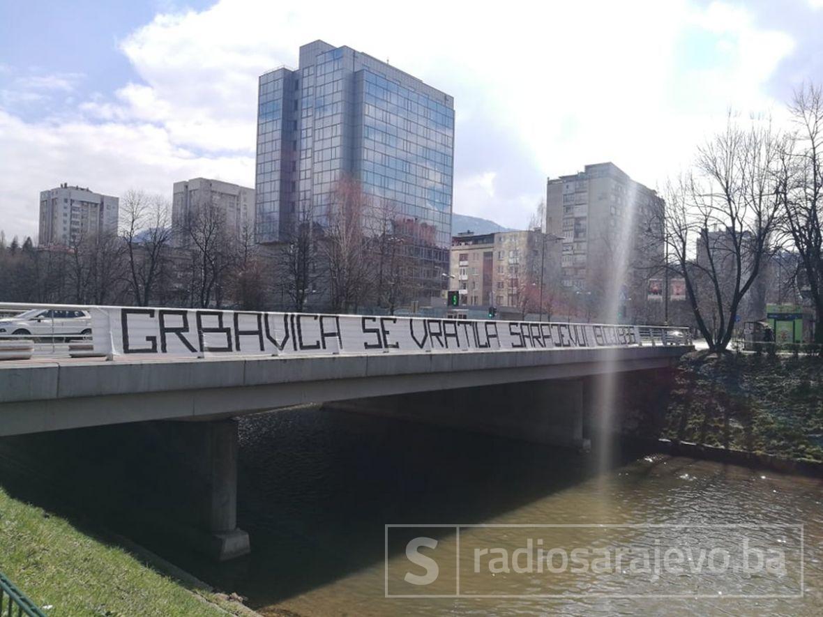 Foto: Radiosarajevo.ba/Plakati na Grbavici