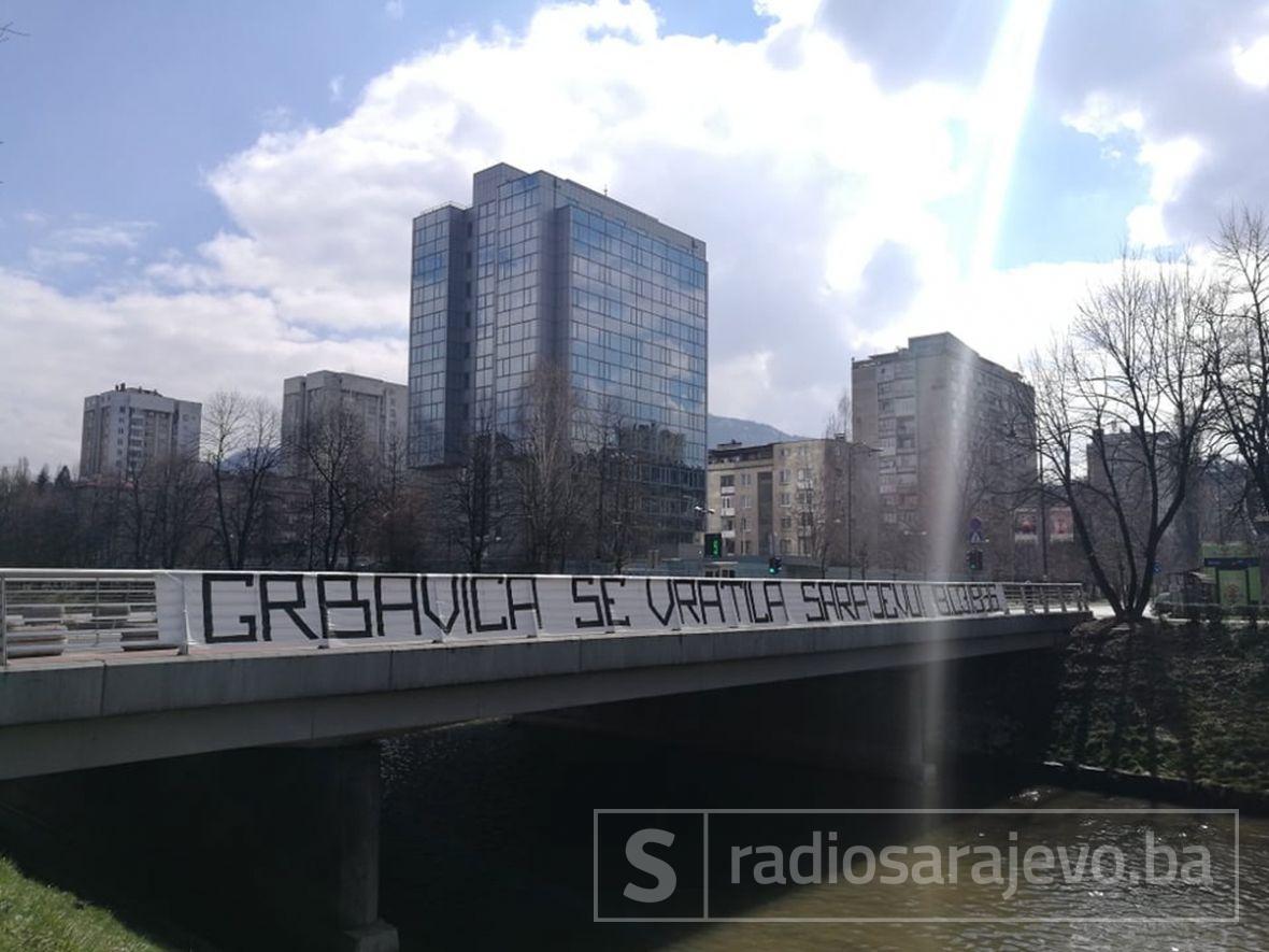 Foto: Radiosarajevo.ba/Plakati na Grbavici