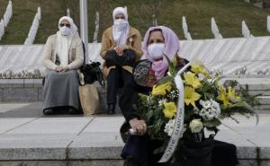 Fena / Odata počast žrtvama u Srebrenici