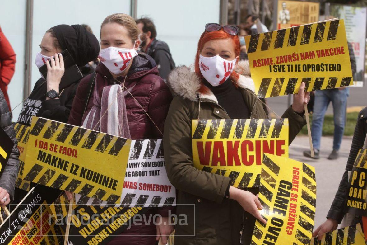 Okupljanje građana ispred Parlamenta BiH - undefined