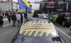 Foto: Dž.K./Radiosarajevo / Okupljanje građana ispred Parlamenta BiH