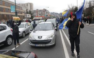 Foto: Dž.K./Radiosarajevo / Građani ispred Vlade FBiH