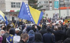 Foto: Dž.K./Radiosarajevo / Građani ispred Vlade FBiH