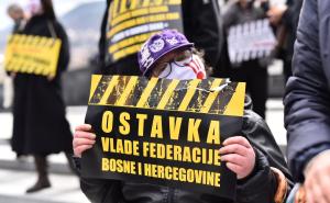 Foto: A.K./Radiosarajevo.ba / Građani ispred Vlade FBiH