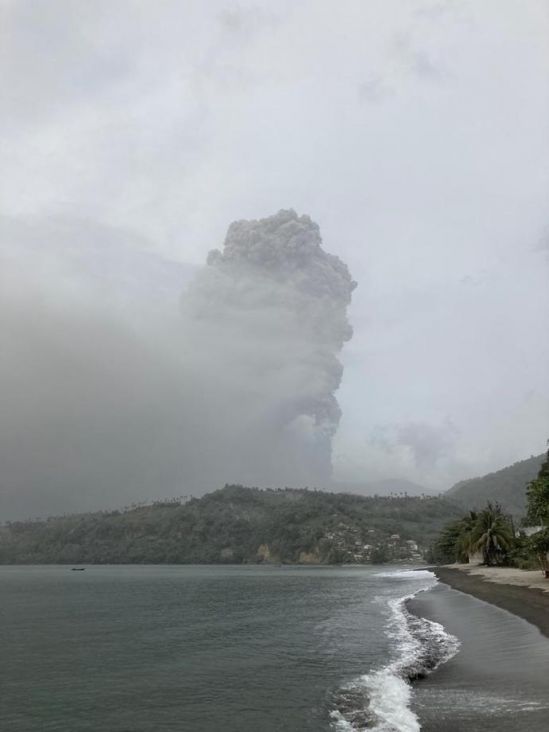 FOTO: EPA/Vulkan La Soufrière prvi je put eruptirao u petak