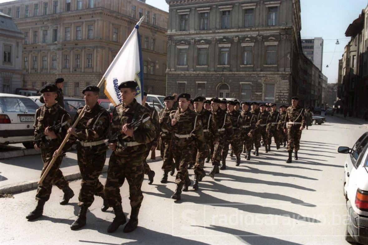 29 Godina Od Osnivanja Armije Rbih Krenuli Su U Patikama I Sa Velikim Srcem Radio Sarajevo