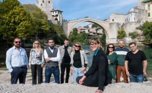 Foto: Deblokada / Jasmila sa ekipom filma u Mostaru
