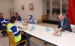 Foto: Anadolija / Erdogan na Praznik rada iftario sa radnicima