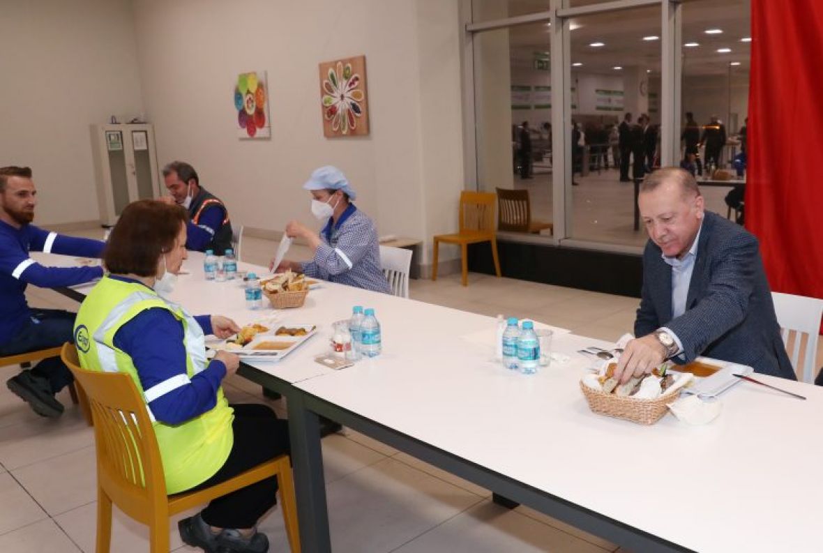 Erdogan na iftaru sa radnicima iz četvrti Tuzla u Istanbulu - undefined