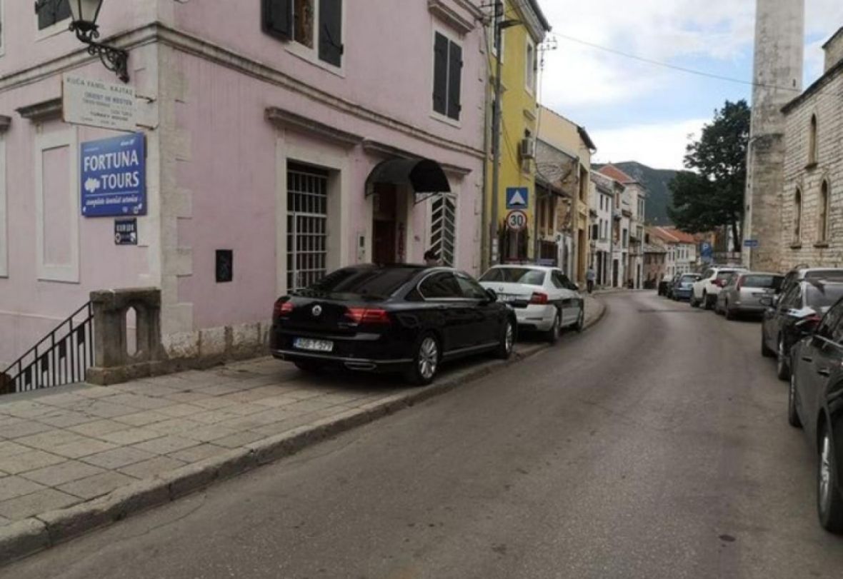 Foto: Bljesak.info/Parkirano vozilo u Mostaru