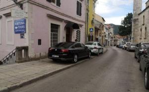 Foto: Bljesak.info / Parkirano vozilo u Mostaru