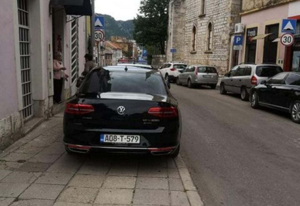 Foto: Bljesak.info/Parkirano vozilo u Mostaru