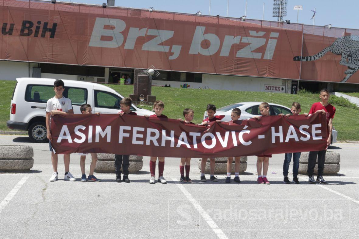 Foto: Dž. K. / Radiosarajevo.ba/Mališani ispred stadiona "Asim Ferhatović Hase"