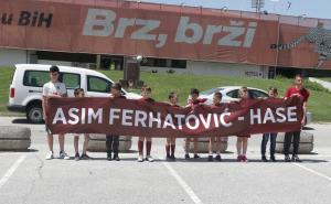 Foto: Dž. K. / Radiosarajevo.ba / Mališani ispred stadiona "Asim Ferhatović Hase"