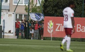 Foto: Dž. K. / Radiosarajevo.ba / Zastava s ljiljanima na ogradi stadiona u Zenici